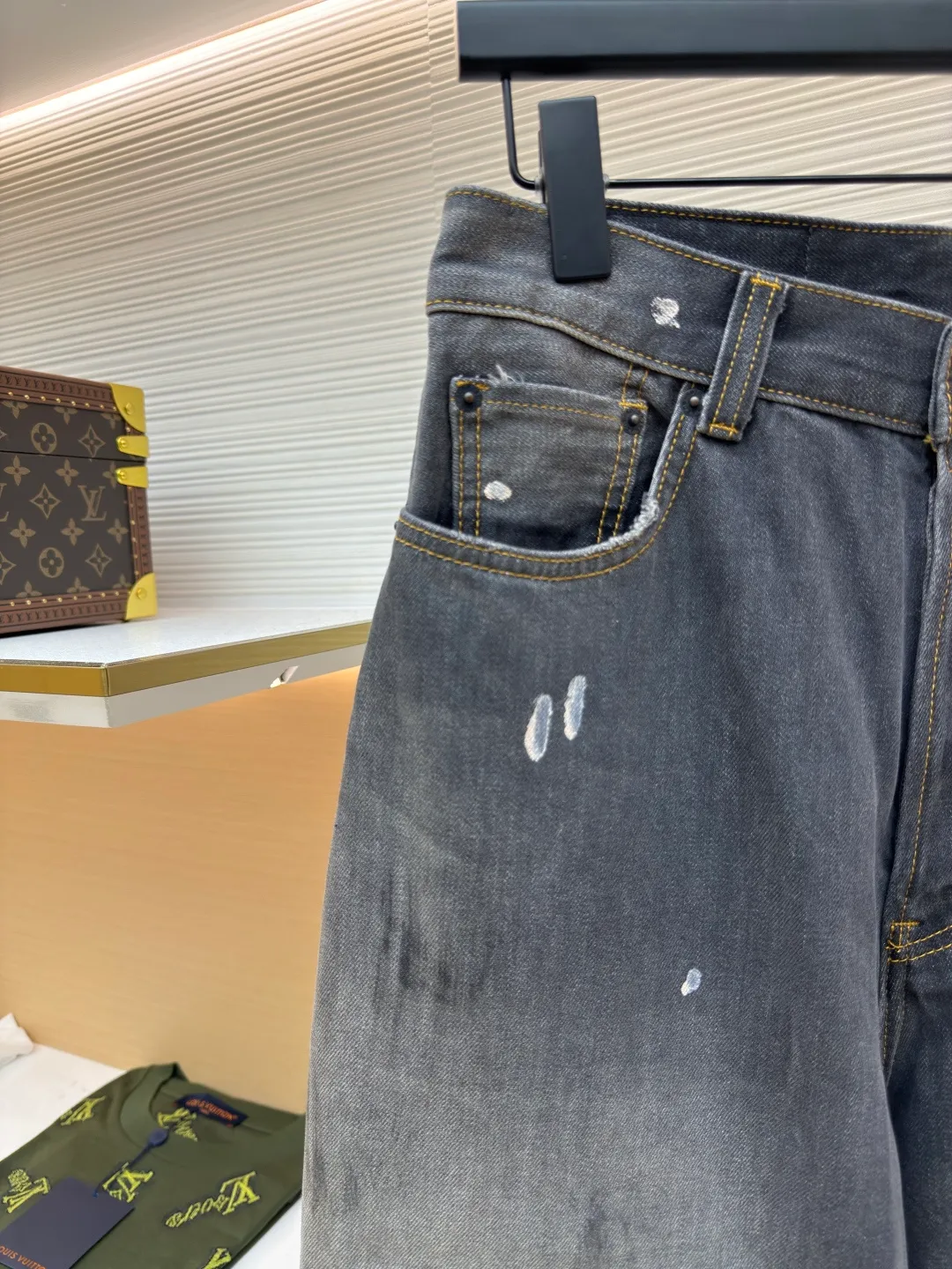 Acne Studios washed wide-leg jeans with splashes of ink ●Authentic product: Purchased and developed by 5159 ●Item number: 1680582-A85 ●Fabric: denim fabric ●Technology: Painting process ●Version: fitted version ●Weight: about 850 grams ●Size: 42-44-46-48-50-52 ●Description: Made of denim fabric imported from Japan, which is characterized by high density and thick yarn, so it has strong wear resistance and tensile strength It also has softness. With the passage of time and frequent wearing, denim fabric will gradually become softer. After special dyeing and finishing processes to fit the body, denim fabric also has good color fastness and washability. It can withstand multiple washings without fading easily. The hand-painted ink splash design takes up to 30 minutes to paint a finished product. The daily output is limited. The work process is very cumbersome. After painting, it is washed and aged. An important process to give the denim fabric a retro and aged effect. It shows the natural Uneven fading effect. Customized genuine leather label. Pink thread is used for marking the back pocket in details. The overall wiring is straight and delicate. The fabric is comfortable and soft. The color is consistent and no color difference. It can be matched with the same style to create a fashionable look and control various occasions. Customized accessories. Complete three labels. Same style for men and women!